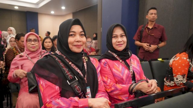 Ketua TP PKK Kabupaten Gowa, Andi Tenri Indah Darmawangsyah, didampingi Ketua DWP Kabupaten Gowa, Suryanti Andy Azis, saat menghadiri Woman Programme APKASI, di Gangga Room, Hotel Sentra, Kabupaten Minahasa Utara, Provinsi Sulawesi Utara, Jumat, (30/05/2025). (Dok. Humas Gowa)