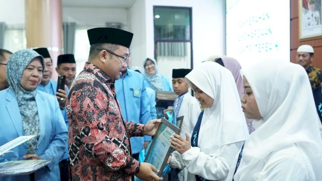 Wakil Bupati Gowa Darmawangsyah Muin saat menghadiri Ramah Tamah dan Wisuda Santri Lembaga Pembinaan dan Pengembangan Taman Kanak-kanak Al-Qur’an (LPPTKA), di Baruga Karaeng Galesong, Kantor Bupati Gowa, Sabtu (31/05/2025). (Dok. Humas Gowa)