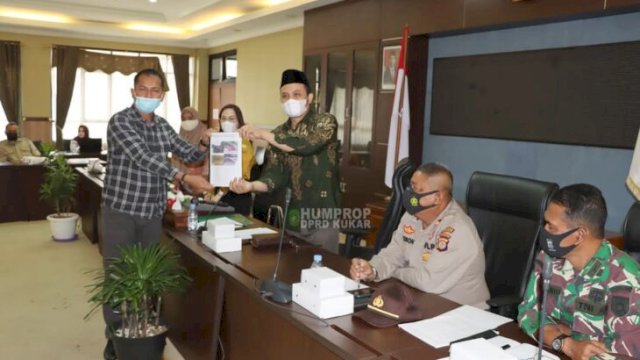 Rapat dengar pendapat (RDP) yang dihadiri oleh membahas pembagian Bungkil PT. Rea Kaltim Plantations yang dihadiri 3 Bumdes di Kukar. [Foto. Humprop DRPD Kukar]