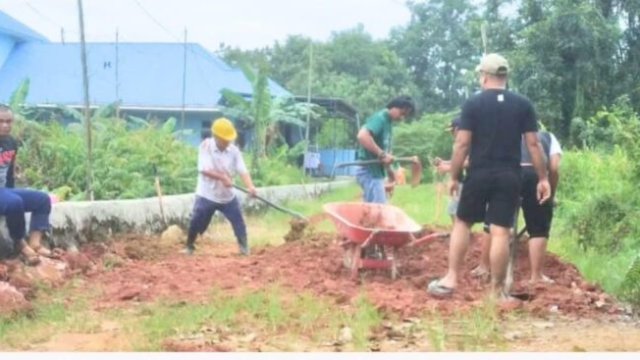 Suasana gotong royong warga di salah satu desa di kabupaten Kukar. (Istimewa)