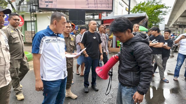 Sejumlah mahasiswa yang tergabung dalam Front Mahasiswa Revolusioner (FMR) menggelar aksi unjuk rasa di depan Kantor DPRD Kota Makassar, Jumat (7/2/2025). (Foto: Istimewa)