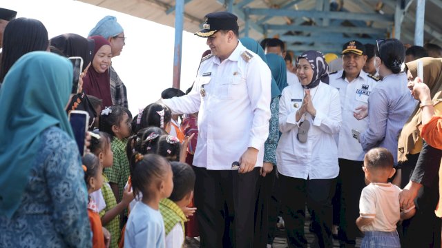 Wali Kota Makassar, Munafri Arifuddin dan Wakil Wali Kota Makassar, Aliyah Mustika Ilham saat bertemu dengan masyarakat di Pulau Barang Caddi, Rabu (30/4/2025). (Foto: Istimewa)