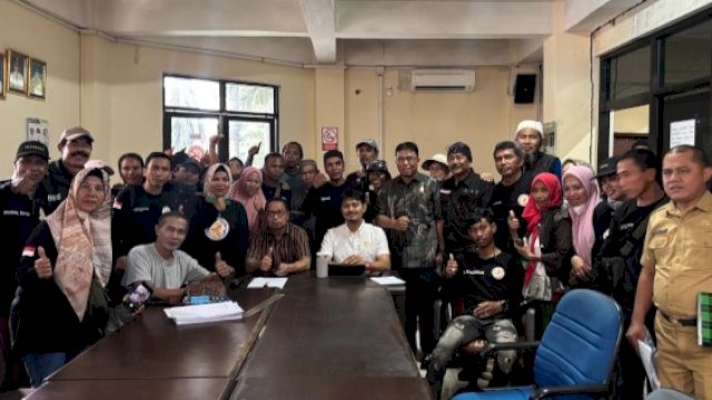 Sekitar 300 warga yang tergabung dalam kelompok Warga Bersatu menggelar aksi unjuk rasa di depan Kantor DPRD Kota Makassar, Senin (20/1/2025). (Foto: Istimewa)