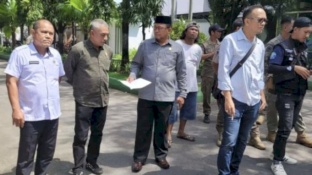 DPRD Kota Makassar menerima aspirasi dari Aliansi Buruh dan Mahasiswa Menggugat (ABMM) yang menggelar aksi unjuk rasa, Rabu (5/2/2025). (Foto: Istimewa)