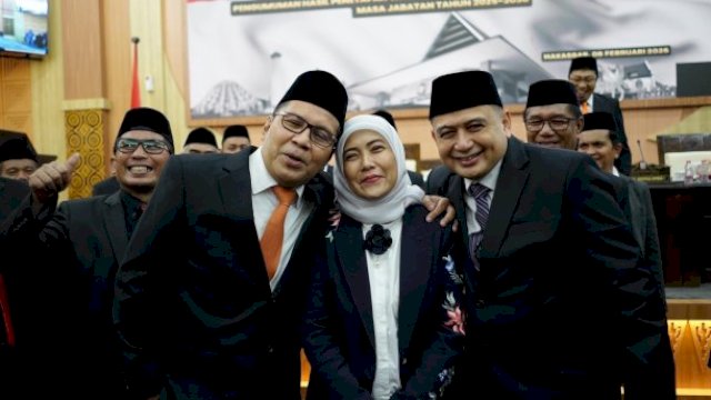 Momen keakraban Walikota Makassar Moh Ramdhan Pomanto, serta Walikota dan Wakil Walikota Makassar terpilih periode 2025-2029, Munafri Arifuddin-Aliyah Mustika Ilham usai rapat paripurna DPRD Makassar, Sabtu (8/2/2025). (Foto: Istimewa)