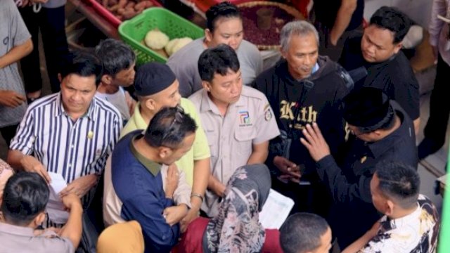 Komisi B DPRD Makassar melakukan inspeksi mendadak (sidak) di Pasar Sawah, Kecamatan Ujung Pandang, Senin (17/2/2025). (Foto: Istimewa)