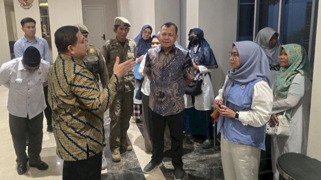 Wali Kota Makassar, Munafri Arifuddin saat menerima aspirasi pelaku UMKM di Balai Kota Makassar, Jumat (2/5/2025). (Foto: Istimewa)