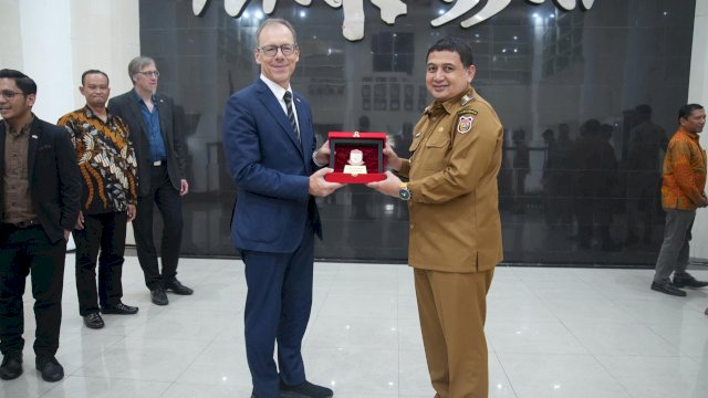 Wali Kota Makassar, Munafri Arifuddin saat menerima kunjungan kehormatan Duta Besar Swiss untuk Indonesia, Olivier Zehnder di Rumah Jabatan (Rujab) Wali Kota Makassar, Selasa (6/5/2025). (Foto: Istimewa)