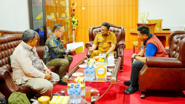Wakil Bupati Gowa Darmawangsyah Muin saat menerima kunjungan Tim Sentra Gau Mabaji Kemensos RI, di Ruang Kerjanya, di Kantor Bupati Gowa, Selasa (06/05/2025). (Dok. Humas Gowa)