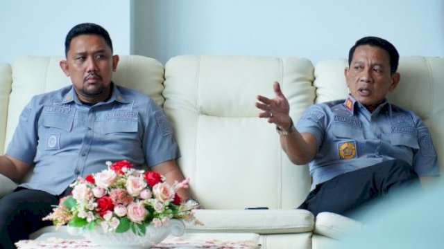 Kepala Kanwil Kemenkum Sulsel, Andi Basmal mengingatkan seluruh petugas frontliner untuk menjaga kedisiplinan dan etika kerja dalam menjalankan tugasnya. (Foto: Humas Kemenkum Sulsel)