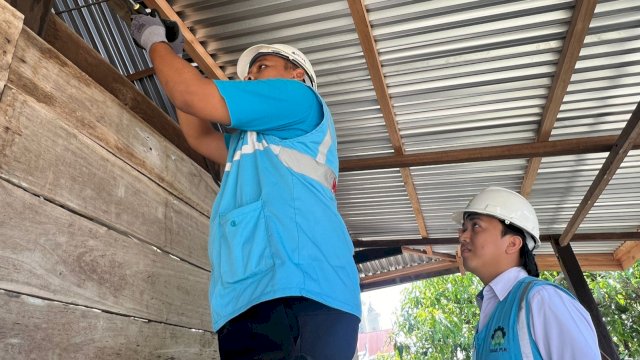 Ilustrasi petugas PLN saat melakukan penambahan daya pada kWh meter milik pelanggan di Kabupaten Sidrap, Sulawesi Selatan. (Foto: Istimewa)