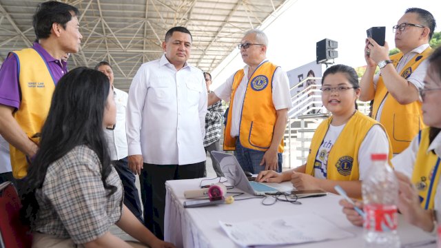 Pemerintah Kota Makassar bersama Lions Club Makassar Mammiri membagikan sekitar 20.000 kacamata gratis kepada siswa SD dan SMP di Kota Makassar, Rabu (14/5/2025). (Foto: Istimewa)