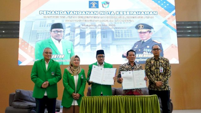 Kanwil Kemenkum Sulsel dan UMI melakukan penandatanganan Nota Kesepahaman dan Perjanjian Kerjasama (PKS) untuk mendorong perkembangan Kekayaan Intelektual (KI) di Sulawesi Selatan, Kamis (15/5/2025). (Foto: Humas Kemenkum Sulsel)