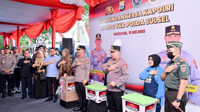 Wakil Gubernur Sulsel, Fatmawati Rusdi bersama Kapolri Jenderal Listyo Sigit Prabowo meninjau langsung operasional dapur sehat SPPG Polda Sulsel di Kecamatan Biringkanayya, Makassar, Kamis (15/5/2025). (Foto: Istimewa)