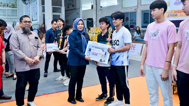 Wakil Gubernur Sulsel, Fatmawati Rusdi menyerahkan trofi kepada pemenang DHS Cup III 2025 di Dunia Harapan School, Makassar, Sabtu (17/5/2025). (Foto: Istimewa)