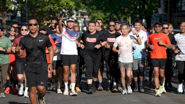 Wali Kota Makassar, Munafri Arifuddin turut berpartisipasi dalam sesi pemanasan jelang Makassar Half Marathon 2025, Minggu (18/5/2025). (Foto: Istimewa)