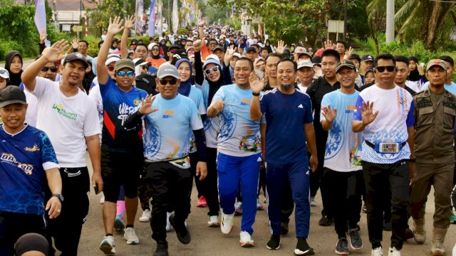 Gubernur Sulawesi Selatan, Andi Sudirman Sulaiman secara resmi melepas peserta Fun Run Luwu Timur 2025 dan Gerakan Anti Mager Sulsel dalam rangka peringatan Hari Jadi Luwu Timur ke-22, Minggu (18/5/2025). (Foto: Istimewa)