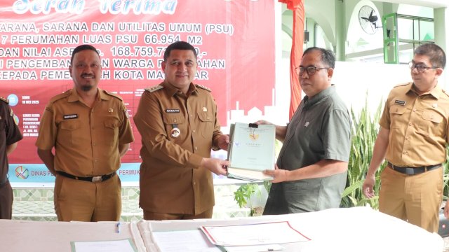 Wali Kota Makassar, Munafri Arifuddin saat menerima PSU dari tujuh pengembang perumahan di Kota Makassar, Senin (19/5/2025). (Foto: Istimewa)