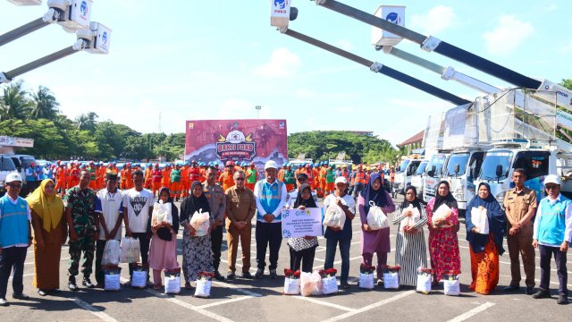 Penyerahan paket sembako oleh Yayasan Baitul Maal (YBM) PLN kepada warga kurang mampu di Kabupaten Bantaeng. (Foto: Istimewa)
