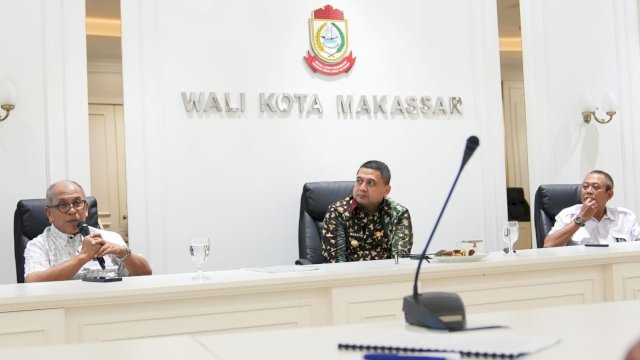 Tim Pemantau dan Evaluasi Proyek Strategis Kementerian PU memberikan pemaparan dihadapan Wali Kota Makassar, Munafri Arifuddin di Kantor Wali Kota Makassar, Kamis (22/5/2025). (Foto: Istimewa)