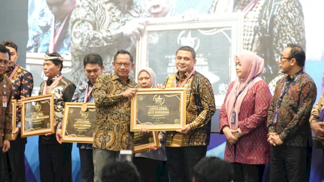 Wali Kota Makassar, Munafri Arifuddin saat menerima penghargaan dari Mendagri Tito Karnavian dalam ajang SPM Awards 2025 di Jakarta, Jumat (23/5/2025). (Foto: Istimewa)