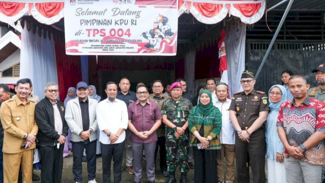 Gubernur Sulawesi Selatan, Andi Sudirman Sulaiman saat meninjau langsung proses PSU Pilkada Palopo di TPS 004, Kelurahan Bituru, Kecamatan Wara, Palopo, Sabtu (24/5/2025). (Foto: Istimewa)