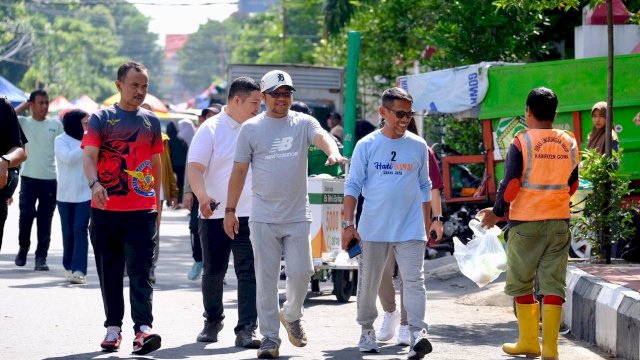 Wakil Bupati Gowa, Darmawangsyah Muin saat turun meninjau titik penempatan sampah di area CFD Gowa, di sepanjang Jalan Tumanurung, Kota Sungguminasa, Minggu, (25/05/2025). (Dok. Humas Gowa) 