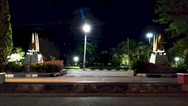 Suasana alun-alun dan Hutan Kota Barru yang telah dibenahi dan ditata agar tampak lebih nyaman. (Foto: Istimewa)