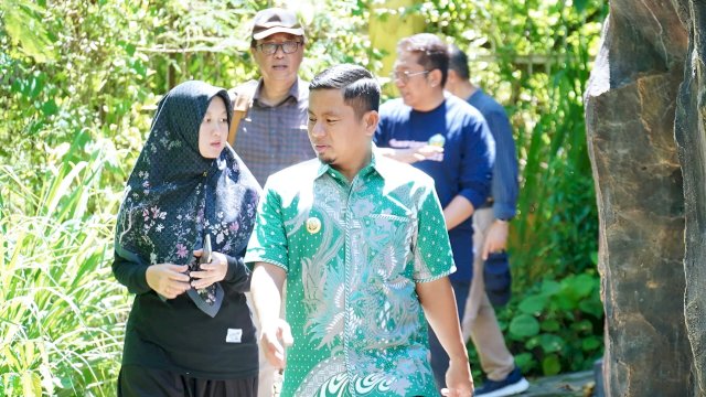 Ket: Wali Kota Parepare, Tasming Hamid saat mengajak Tim Pengelola Selecta Kota Batu berkeliling di Kebun Raya Jompie 