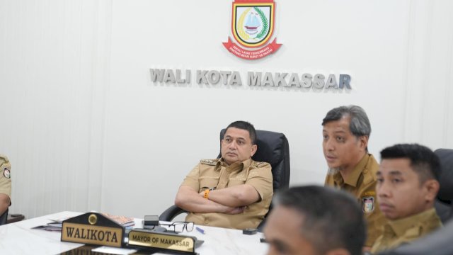 Wali Kota Makassar, Munafri Arifuddin saat mendengarkan pemaparan dari tim BRIDA Kota Makassar terkait koordinasi dengan Kemendagri RI perihal Perseroda pangan dan infrastruktur di Kantor Balai Kota Makassar, Senin (26/5/2025). (Foto: Istimewa)