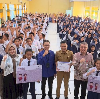 OJK Sulselbar Dorong Literasi Keuangan Sejak Dini ke Siswa SMP di Enrekang