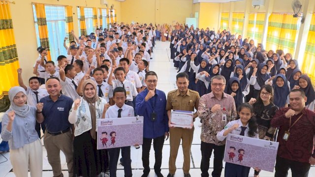 Deputi Direktur OJK Provinsi Sulawesi Selatan dan Sulawesi Barat Amiruddin Muhidu (kemaja batik) saat menghadiri Edukasi Keuangan, SMP Negeri 1 Kabupaten Enrekang, Selasa, (27/05/2025). (Dok. Humas OJK Sulselbar)