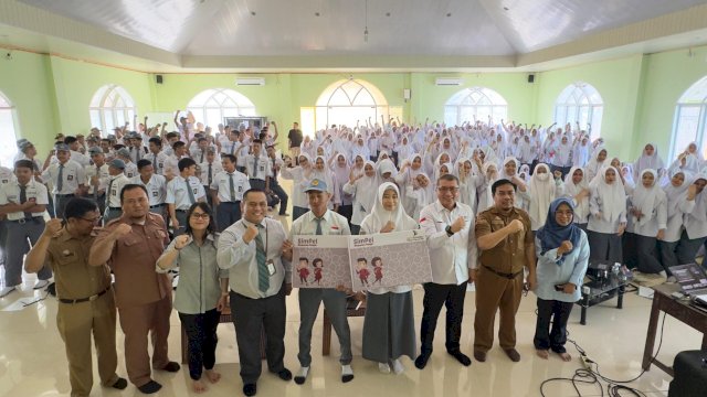 Deputi Direktur OJK Provinsi Sulawesi Selatan dan Sulawesi Barat Amiruddin Muhidu (ketiga kanan), saat menghadiri Edukasi Keuangan di SMA Negeri 2 Enrekang, Senin, (26/05/2025). (Dok. Humas OJK Sulselbar) 