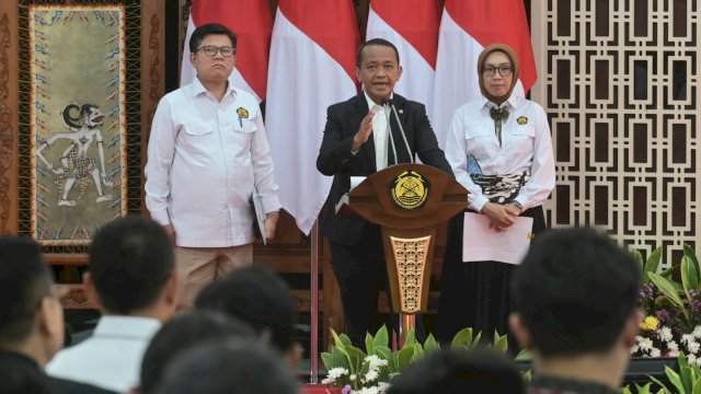 Menteri ESDM, Bahlil Lahadalia (tengah) ketika mengumumkan Rencana Usaha Penyediaan Tenaga Listrik (RUPTL) PLN 2025-2034 di Jakarta, Senin (26/5/2025). (Foto: Istimewa)