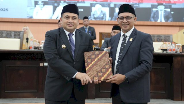 Wali Kota Makassar, Munafri Arifuddin bersama Ketua DPRD Makassar, Supratman dalam rapat paripurna penyampaian rekomendasi terhadap LKPJ Wali Kota Tahun Anggaran 2024, Selasa (27/5/2025). (Foto: Istimewa)