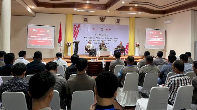 Satgas PASTI Sulsel saat menggelar Coaching Clinic kepada jajaran kepolisian Polres Tana Toraja dan Toraja Utara dalam rangka memberantas aktivitas keuangan ilegal di Sulawesi Selatan. (Dok. OJK Sulselbar)