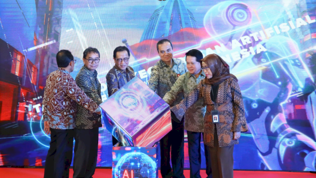 Kepala Eksekutif Pengawas Perbankan OJK Dian Ediana Rae (ketiga kiri) Bersama asosiasi bank umum saat meluncurkan Tata Kelola Kecerdasan Artifisial Perbankan Indonesia, di Jakarta, kemarin. (Dok. Otoritas Jasa Keuangan) 