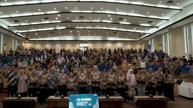 Ketua Dewan Audit OJK Sophia Wattimena (ketujuh kiri), saat menghadiri seminar “Future-Ready Accountants: Navigating Global Challenges", di Yogyakarta, kemarin. (Dok. Humas Otoritas Jasa Keuangan) 