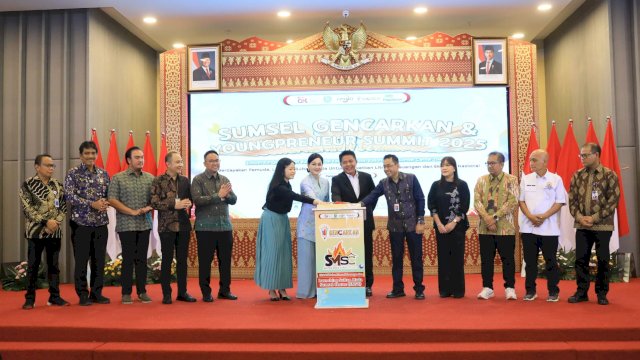 Kepala Eksekutif Pengawas Perilaku Pelaku Usaha Jasa Keuangan, Edukasi dan Pelindungan Konsumen OJK Friderica Widyasari Dewi (tengah) saat hadir dalam kegiatan Pembukaan Sumsel Gencarkan dan Youngpreneur Summit 2025, di Kantor OJK Sumatera Selatan, kemarin. (Dok. Humas Otoritas Jasa Keuangan) 