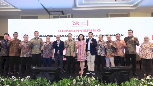 Kepala Eksekutif Pengawas Perbankan OJK Dian Ediana Rae (tengah) berfoto bersama jajaran Kementerian Koordinator Bidang Perekonomian, Kementerian Perdagangan, Kementerian Perindustrian, Kementerian Investasi dan Hilirisasi, serta Badan Kebijakan Fiskal, industri perbankan, dan pelaku industri TPT usai pertemuan, Kantor OJK Jakarta, kemarin. (Dok. Otoritas Jasa Keuangan) 