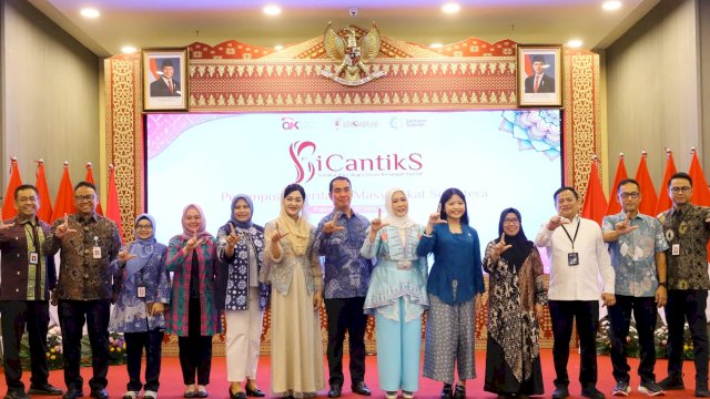 Kepala Eksekutif Pengawas Perilaku Pelaku Usaha Jasa Keuangan, Edukasi dan Pelindungan Konsumen OJK Friderica Widyasari Dewi (keenam kiri) di sela-sela kegiatan SICANTIKS, di Palembang, kemarin. (Dok. Otoritas Jasa Keuangan) 
