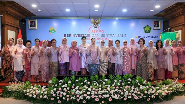 Kepala Eksekutif Pengawas Perilaku Pelaku Usaha Jasa Keuangan, Edukasi dan Pelindungan Konsumen OJK, Friderica Widyasari Dewi (sembilan kiri) bersama sejumlah Pengurus dan Anggota Perkumpulan Istri Ikatan Sarjana Ekonomi Indonesia, di sela-sela pertemuan, di Kantor OJK Jakarta, kemarin. (Dok. Otoritas Jasa Keuangan) 