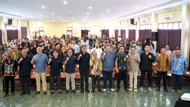 Kepala Eksekutif Pengawas Pasar Modal, Keuangan Derivatif, dan Bursa Karbon OJK Inarno Djajadi (enam kiri), didampingi Kepala OJK Sulselbar Moch. Muchlasin, dan Direktur Pengawasan Perilaku Pelaku Usaha Jasa Keuangan, EPK dan LMS OJK Sulselbar Arif Machfoed (ketiga kiri) saat menghadiri SEPMT 2025, di Universitas Yapis Papua, Jayapura, Selasa, (27/05/2025). (Dok. Otoritas Jasa Keuangan)