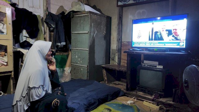Warga Desa Sukabangun, Kabupaten Bengkayang, Kalimantan Barat dapat menikmati hiburan di televisi semenjak listrik hadir di desa mereka. (Foto: Istimewa)