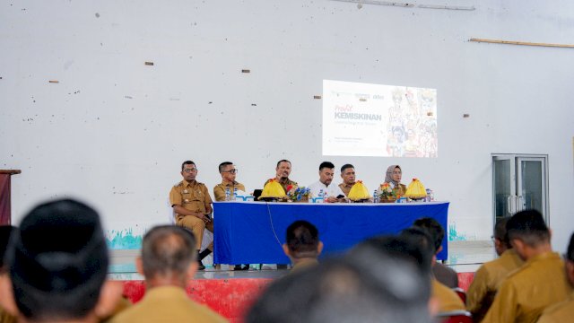 Bupati Buton Tengah memberi sambutan kegiatan di gedung kesenian mawasangka.