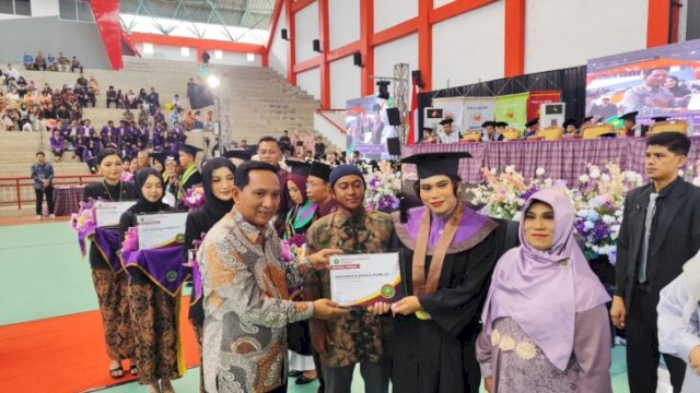 Asisten II Bidang Ekonomi dan Pembangunan Sekretariat Daerah Kukar, Ahyani Fadianur Diani bersama wisudawan [Foto.Redaksi/Republiknews.co.id]