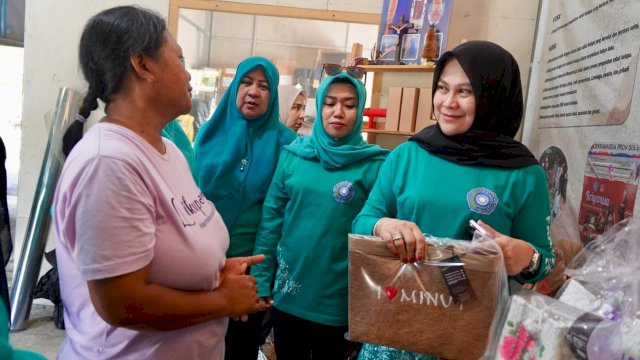 Ketua Tim Penggerak PKK Kabupaten Gowa, Andi Tenri Indah Darmawangsyah saat mengunjungi salah satu pengrajin, di Minahasa Utara, Provinsi Sulawesi Utara, kemarin. (Dok. Humas Gowa) 