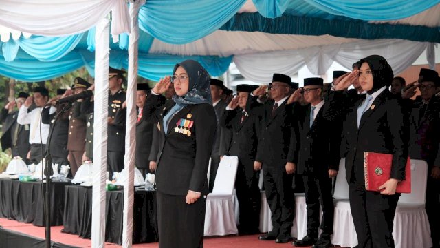 Bupati Gowa Sitti Husniah Talenrang saat menghadiri Peringatan Hari Lahir Pancasila Tingkat Kabupaten Gowa Tahun 2025, di Lapangan Upacara, Kantor Bupati Gowa, Senin (02/06/2025). (Dok. Humas Gowa)