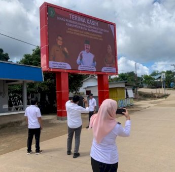 DPMD Kukar Salurkan Videotron ke Desa Bunga Jadi, Dorong Transformasi Digital Pelayanan Publik