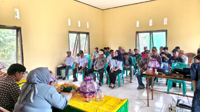 PLN melakukan Sosialisasi Pengadaan Tanah Pembangunan SUTET 275 kV Andowia &ndash; Kendari, di salah satu kecamatan yang masuk dalam lokasi pembangunan. (Dok. Humas PLN UIP Sulawesi) 
